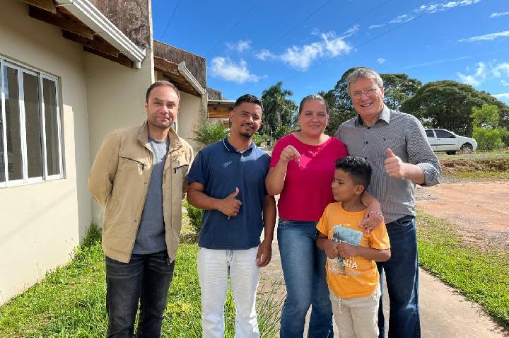 Emhab entrega mais duas casas em São Bento do Sul