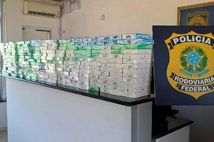 PRF apreende mais de R$ 2 milhões em celulares de luxo na BR-101 em Araquari