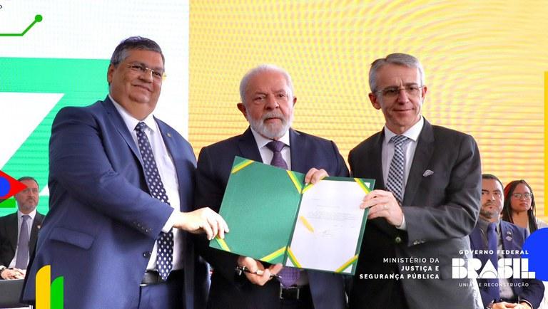 Assinado  Projeto de Lei para tornar violência nas escolas crime hediondo