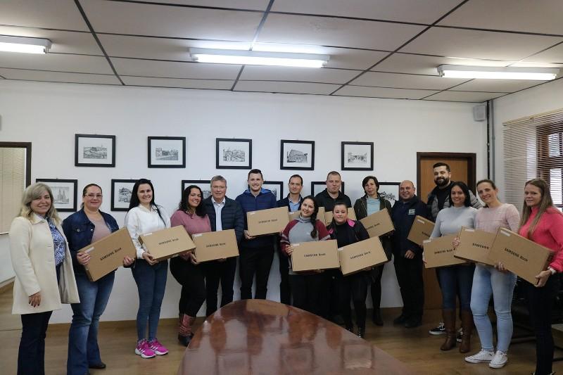 Professores municipal de São Bento do Sul recebem Notebook