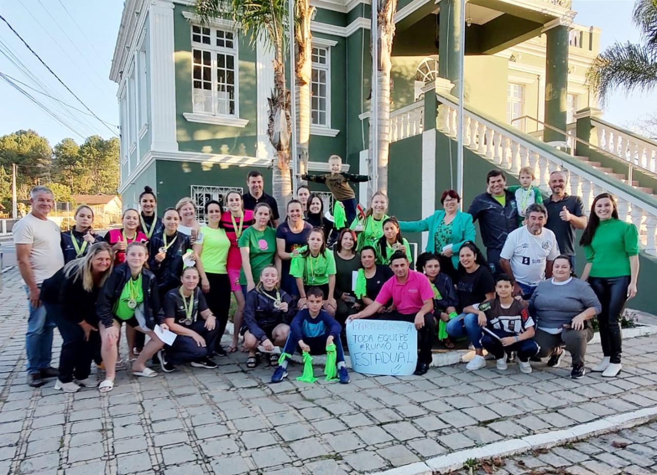 Atletas que participaram da OLESC 2023 São recebidas pela prefeita Alice