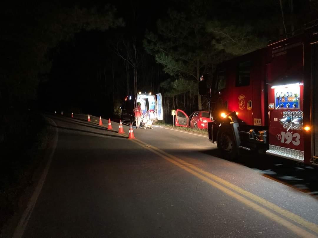 Carro colide em árvore na SC 477 em Itaiópolis SC