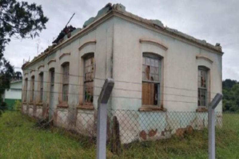Justiça determina a restauração completa da antiga escola do bairro Dona Francisca