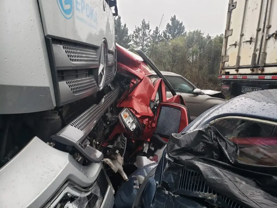 Engavetamento na BR 277 deixa ao menos 6 mortos