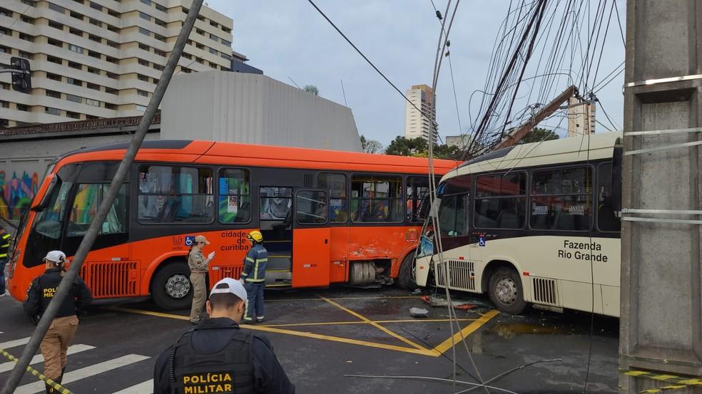 Grave acidente entre ônibus deixa 45 feridos em Curitiba