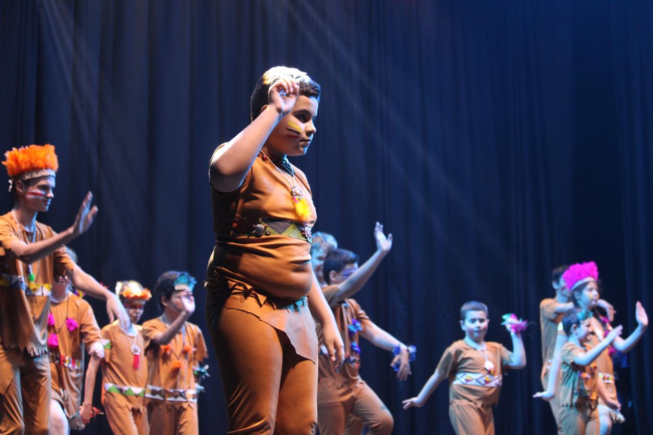 Nostalgia marca a abertura do 30º Festidança Escolar