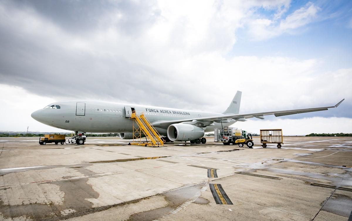 Voo de repatriação deixa Israel com 209 passageiros e 9 pets rumo ao Brasil