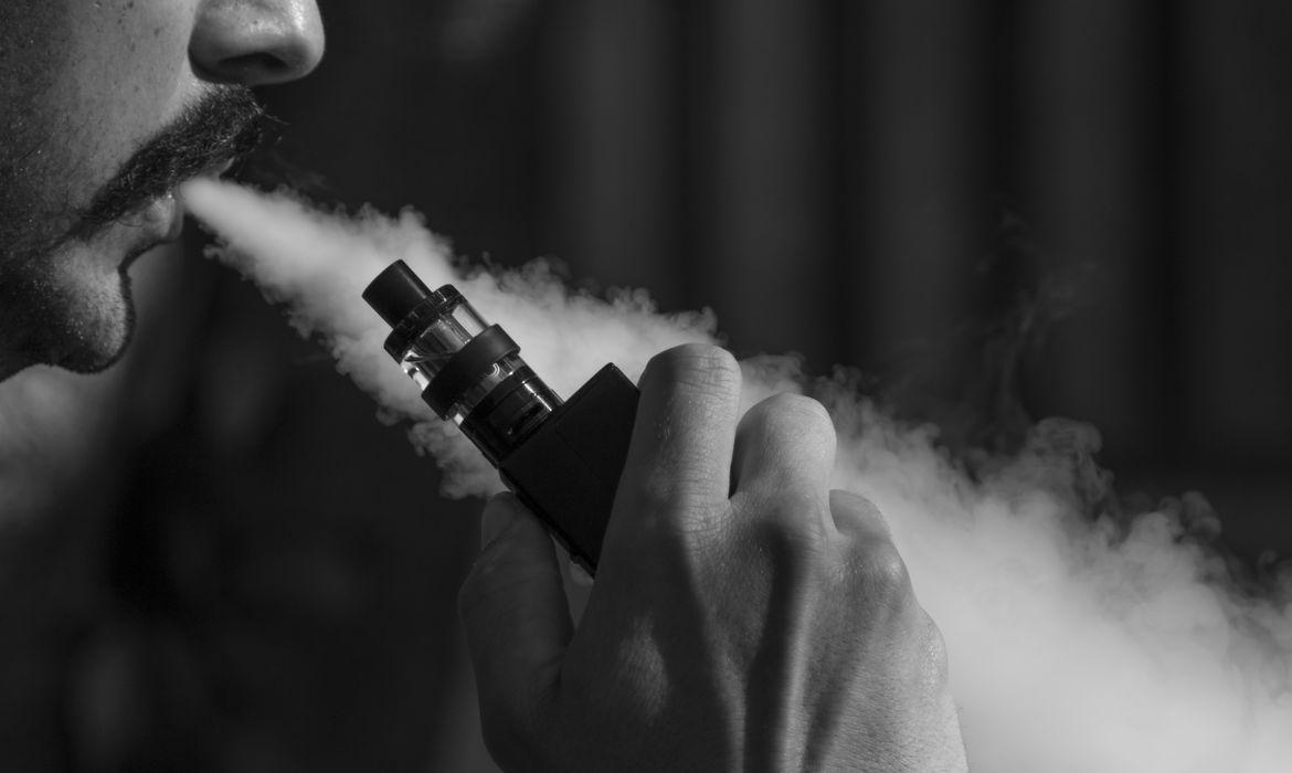 Anvisa aprova consulta pública sobre proibição de cigarro eletrônico