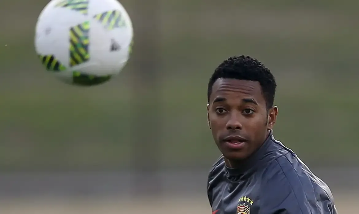 STJ decide que Robinho deve cumprir pena por estupro no Brasil