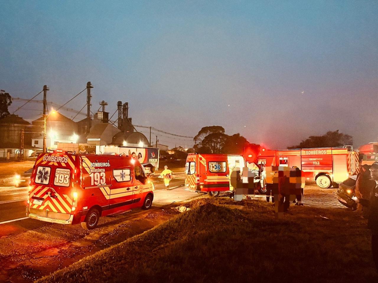 Acidente com carro da saúde deixa 4 pessoas feridas na BR 116 em Papanduva SC