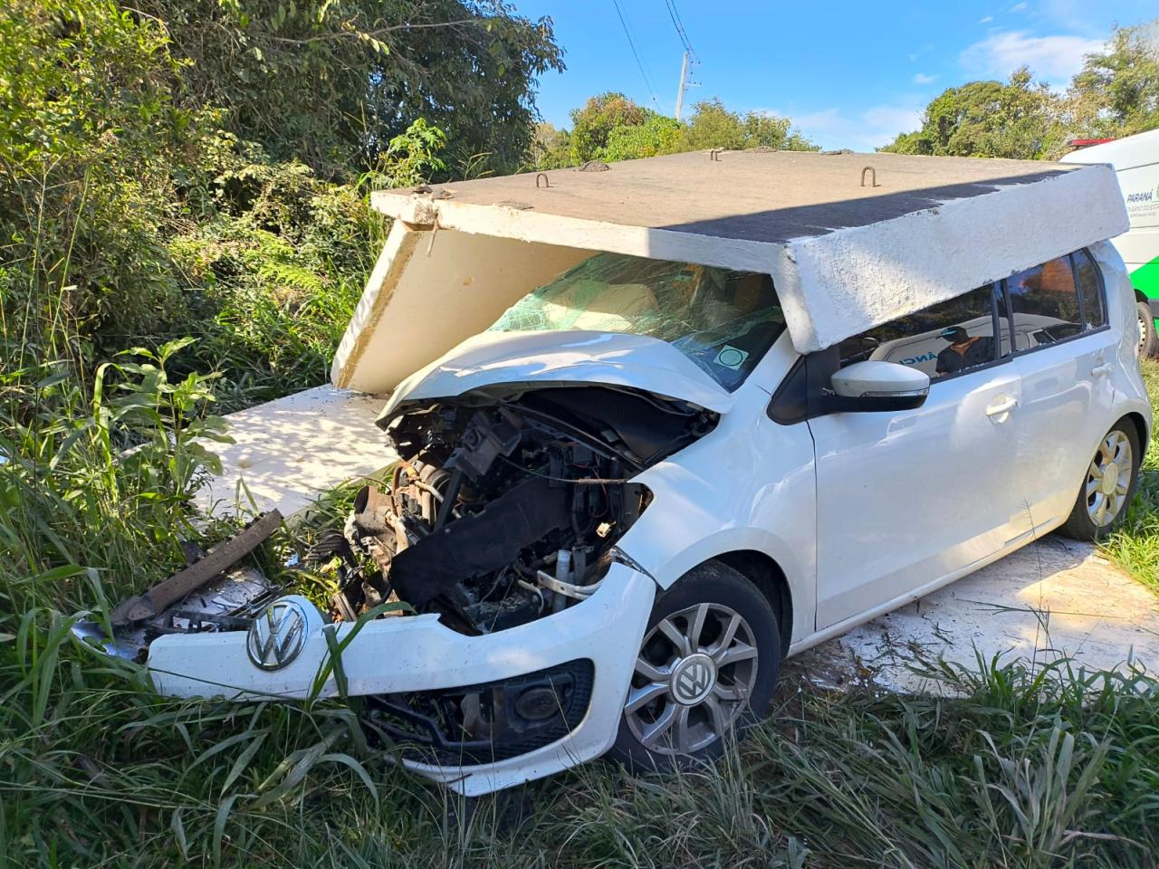 Carro colide em ponto de ônibus em Areia Branca dos Assis