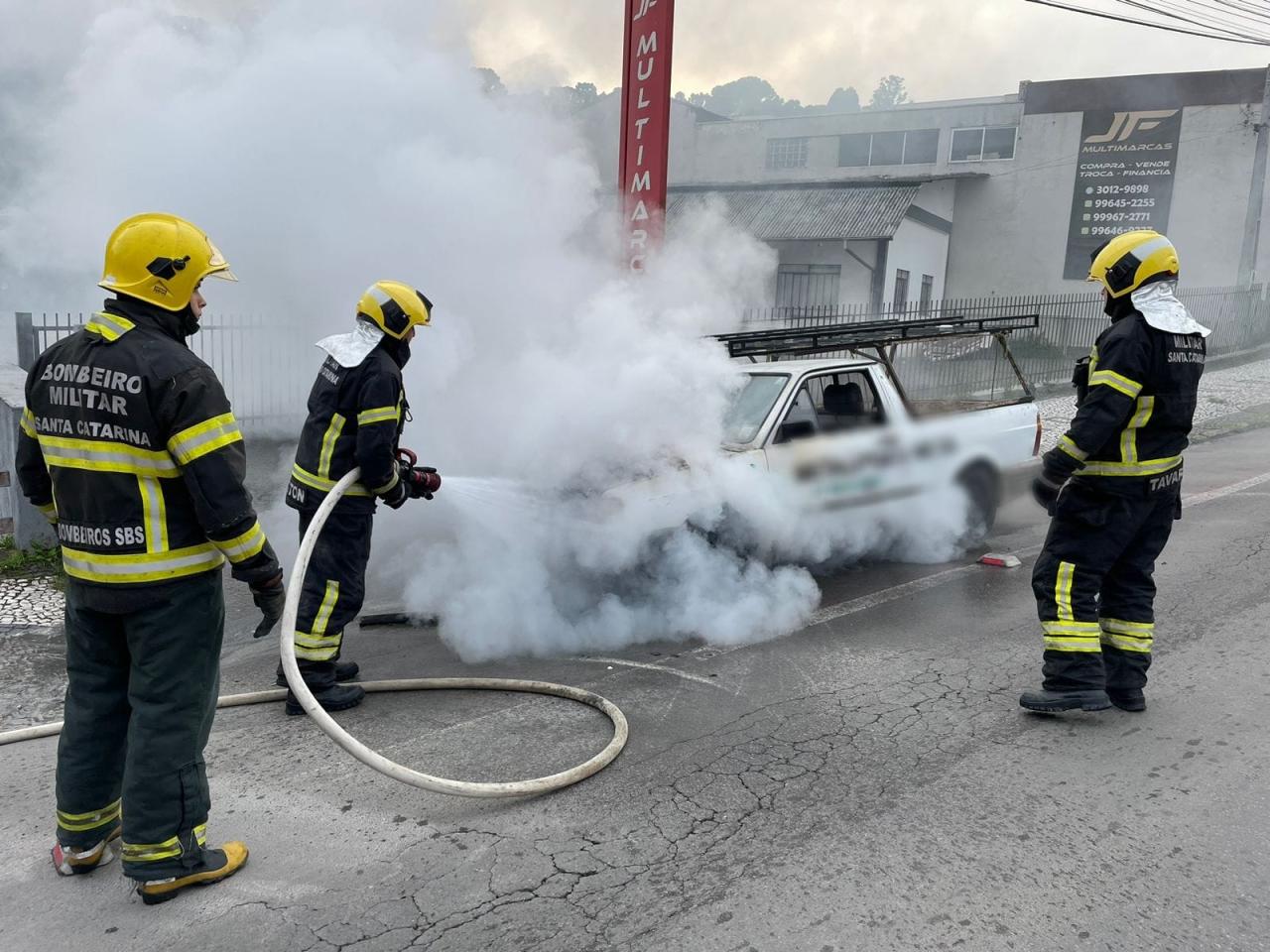 Carro pega fogo no centro de São Bento do Sul