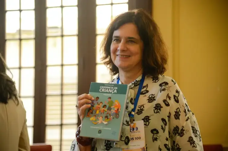 Governo federal relança carteira de vacinação infantil