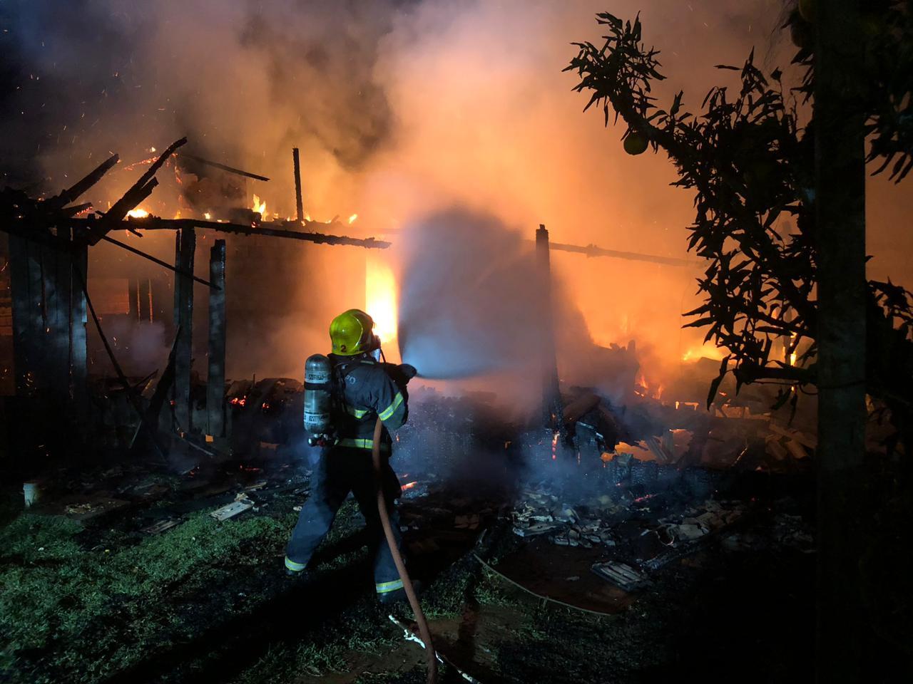 Incêndio destrói residência em Fraiburgo SC