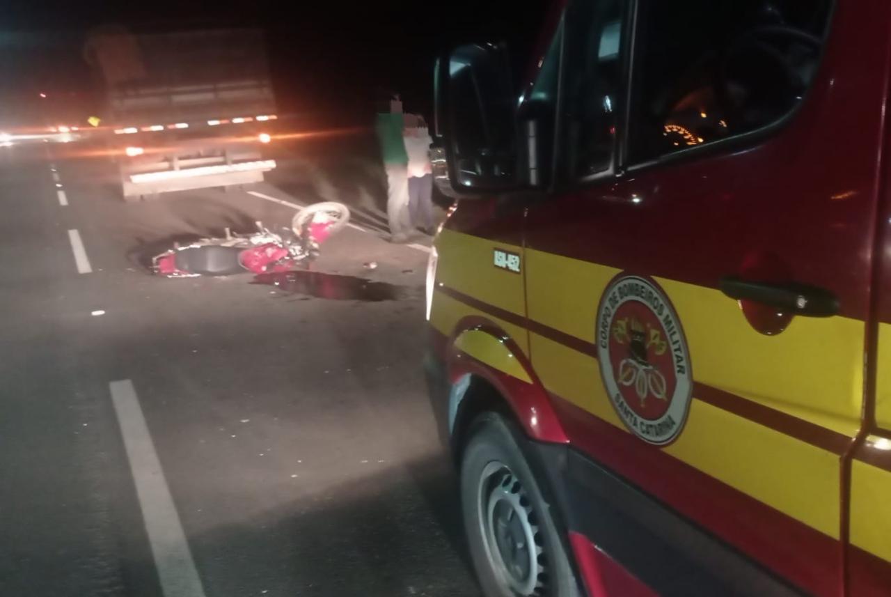 Motociclista colide em caminhão na SC 418 em Campo Alegre SC