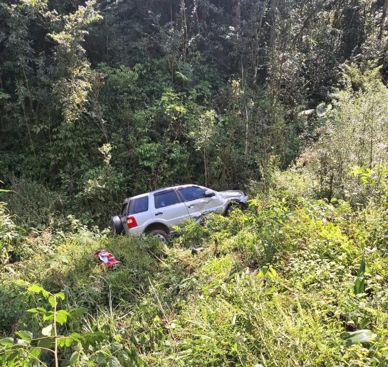 Mulher perde controle do veículo e cai em ribanceira na 25 de Julho