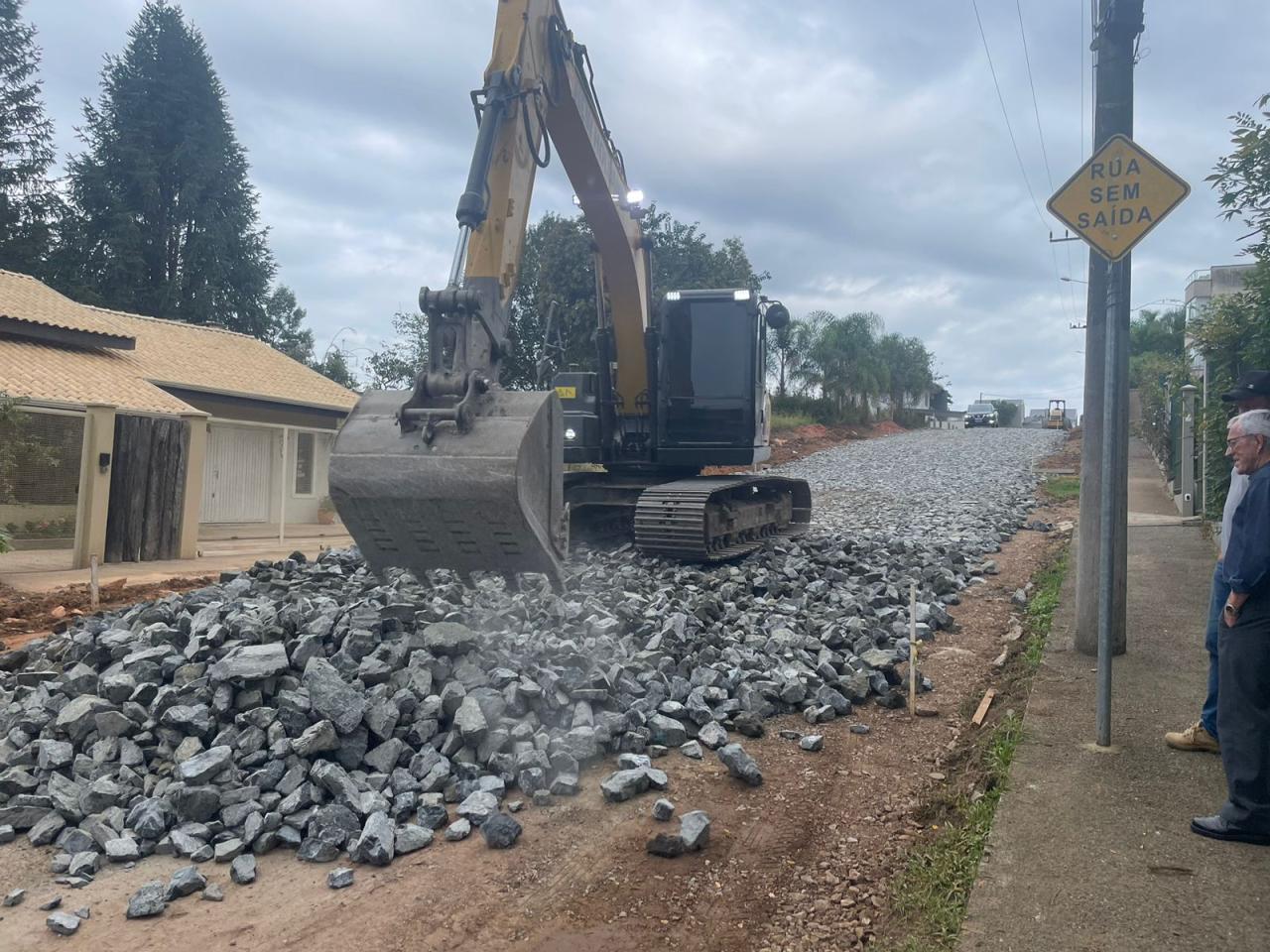 Obras de pavimentação no bairro Colonial