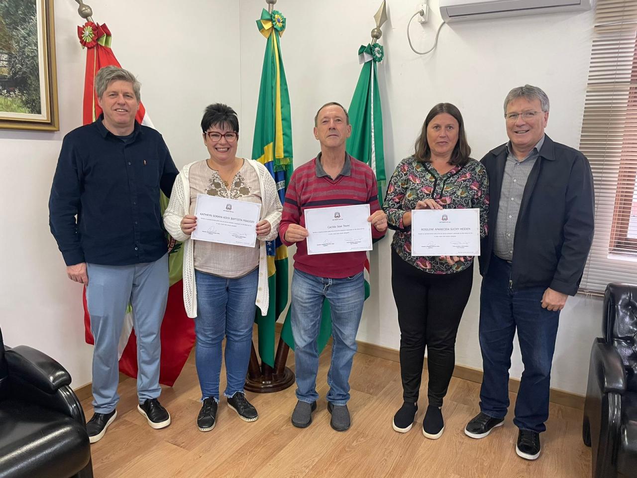 Servidores aposentados recebem certificado de reconhecimento