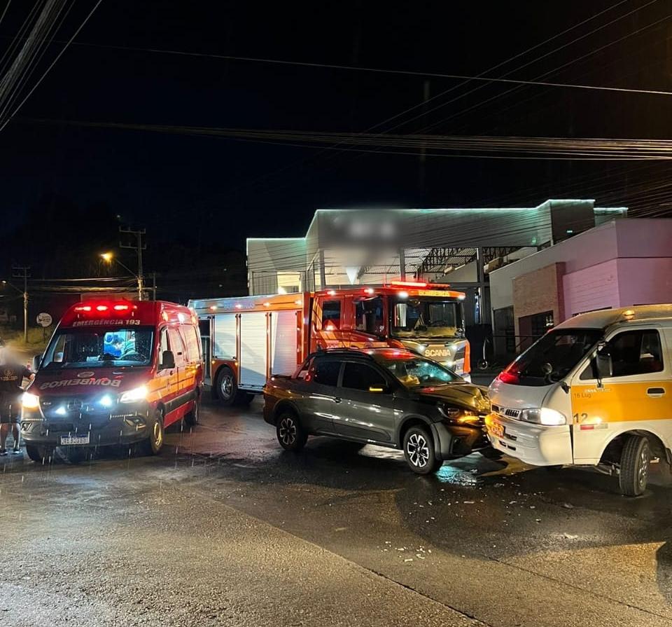 Acidente na Avenida São Bento deixa duas pessoas feridas