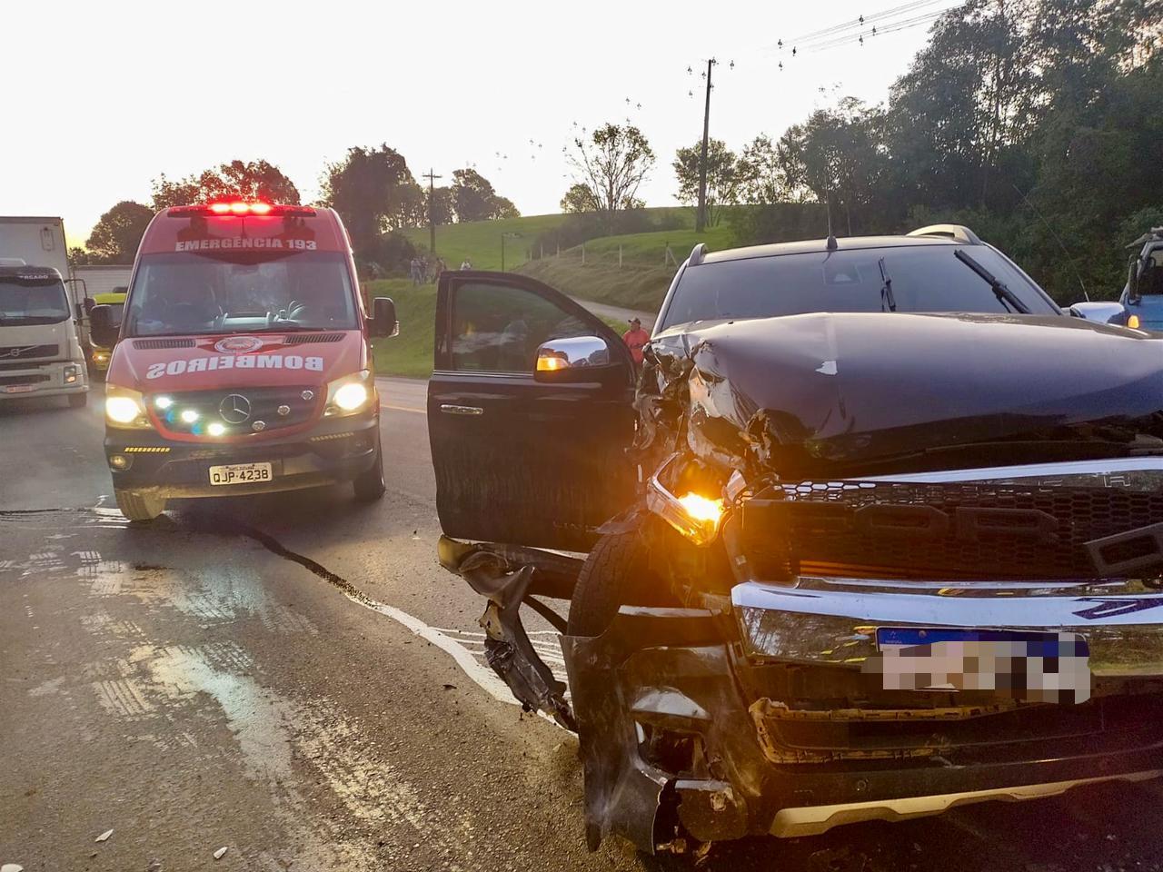 Acidente na BR 116 envolvendo carreta e duas camionetes em Papanduva SC