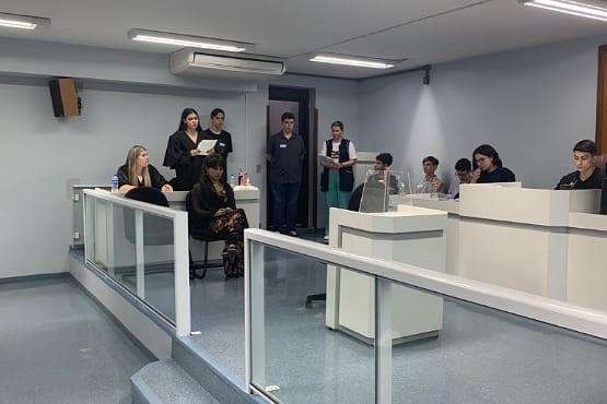 Alunos de São Bento do Sul realizam júri simulado com personagens de obra literária