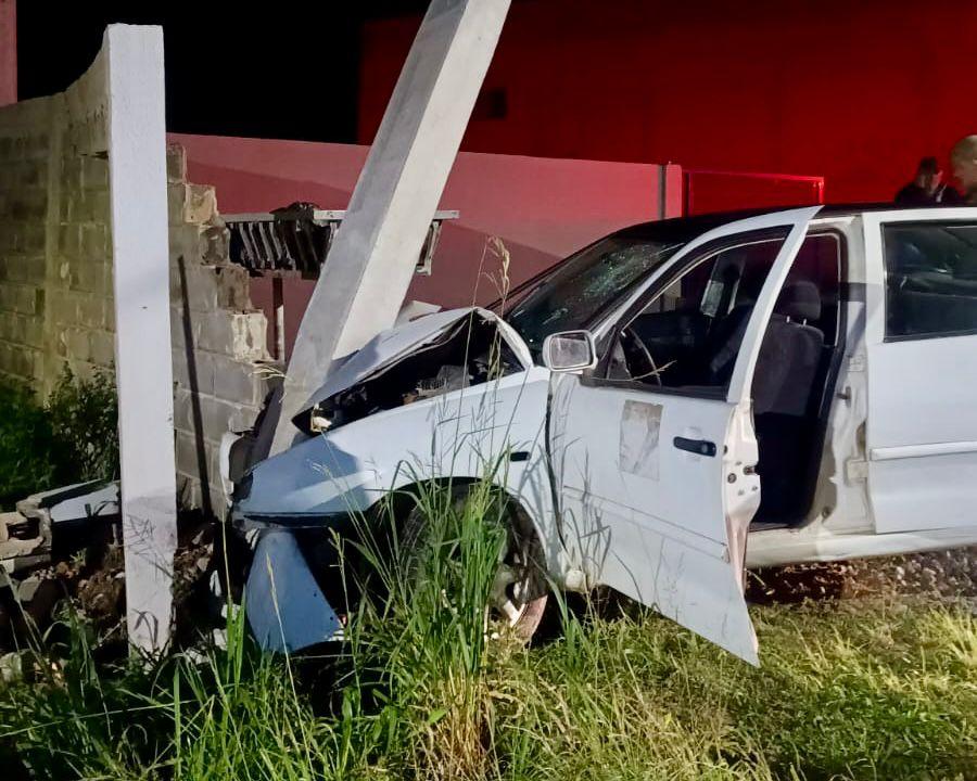 Carro colide em poste no município de Rio Negrinho-SC