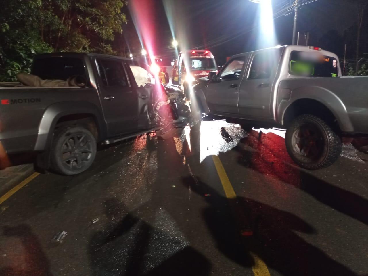 Colisão entre camionetes na estrada das Neves