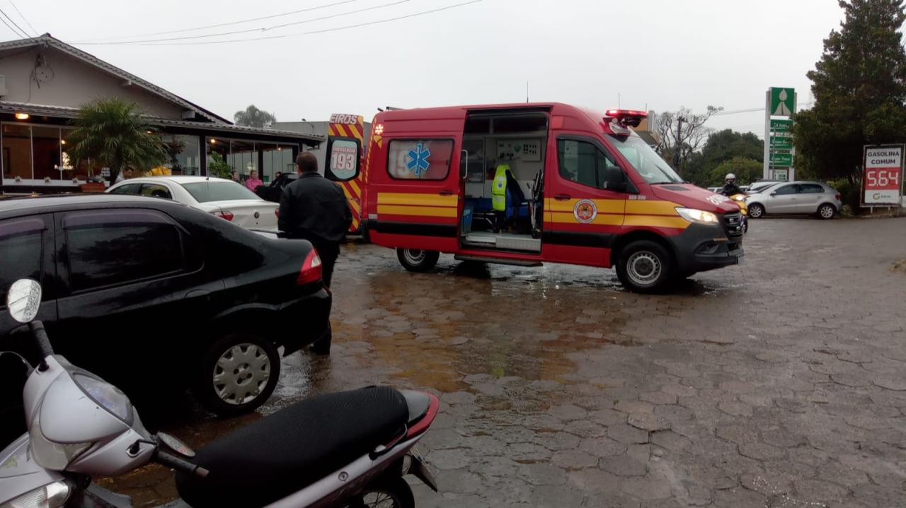 Colisão entre Carro e Moto na Rua 25 de Julho