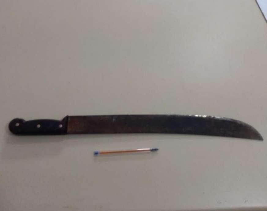 Homem detido com facão após agredir adolescente em Itaiópolis SC