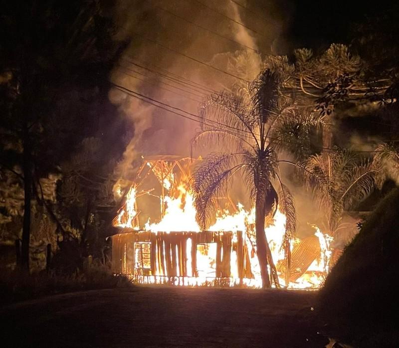 Incêndio em chalé no bairro Alpino em São Bento do Sul