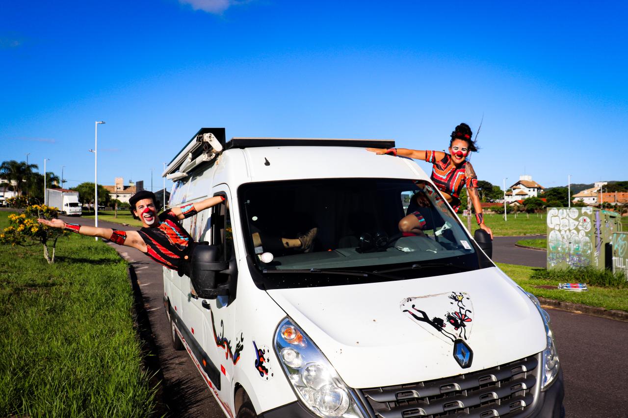 “Lá vem a Bonita!”: dupla de palhaçaria realiza intervenções de rua em SC