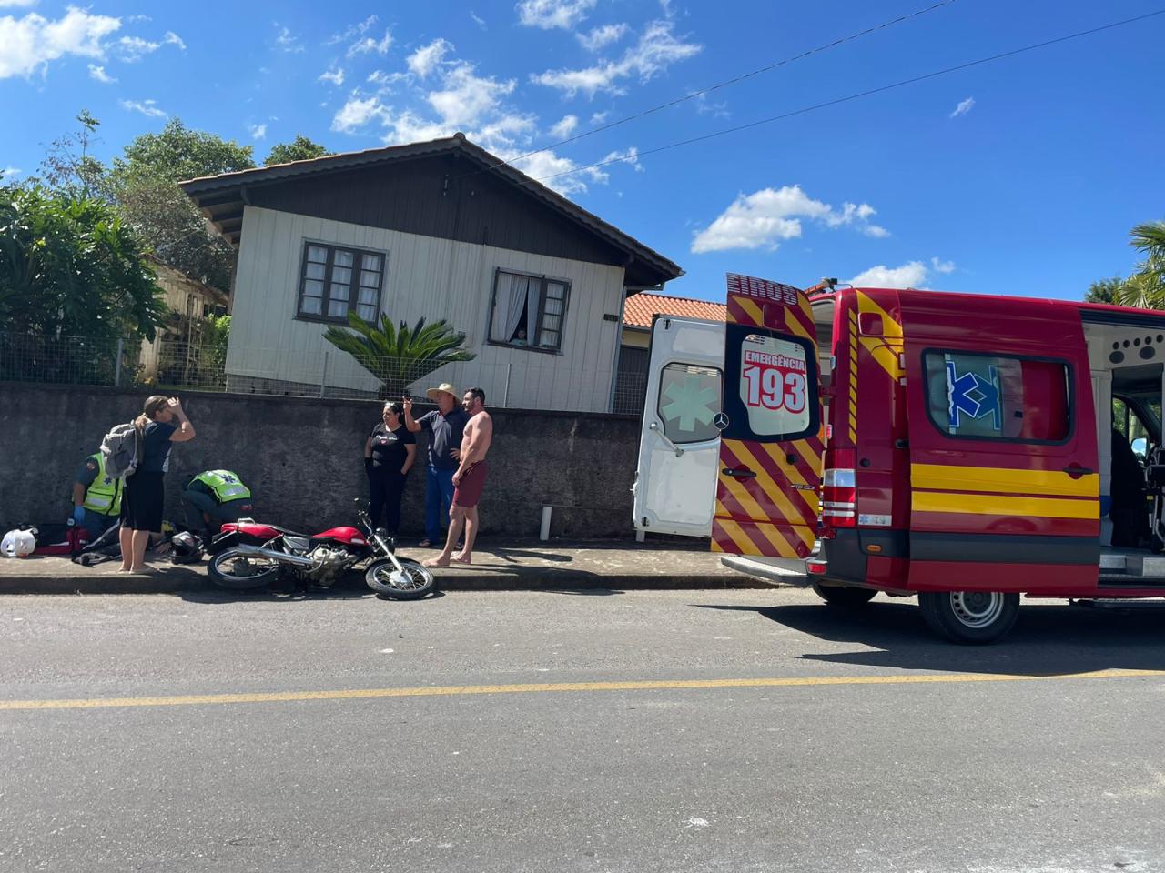 Motociclista fica ferido ao se enrosca em fiação caída em Campo Alegre SC