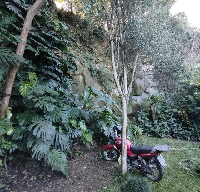 Motociclista sofre queda de barranco em Mafra