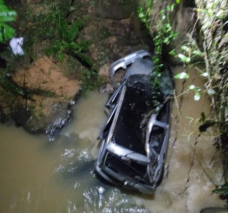 Mulher encontrada morta após carro cair de Ponte em Petrolândia SC