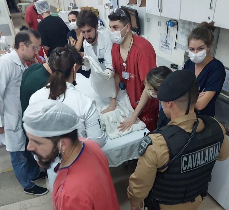 Policiais do RPMon agem rápido e salvam vida de bebê no Centro de Curitiba