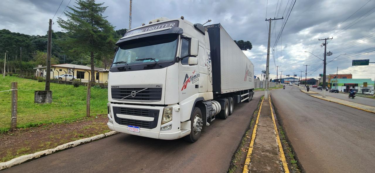 Policiais recuperam caminhão com donativos roubado na BR 280 em Palmas