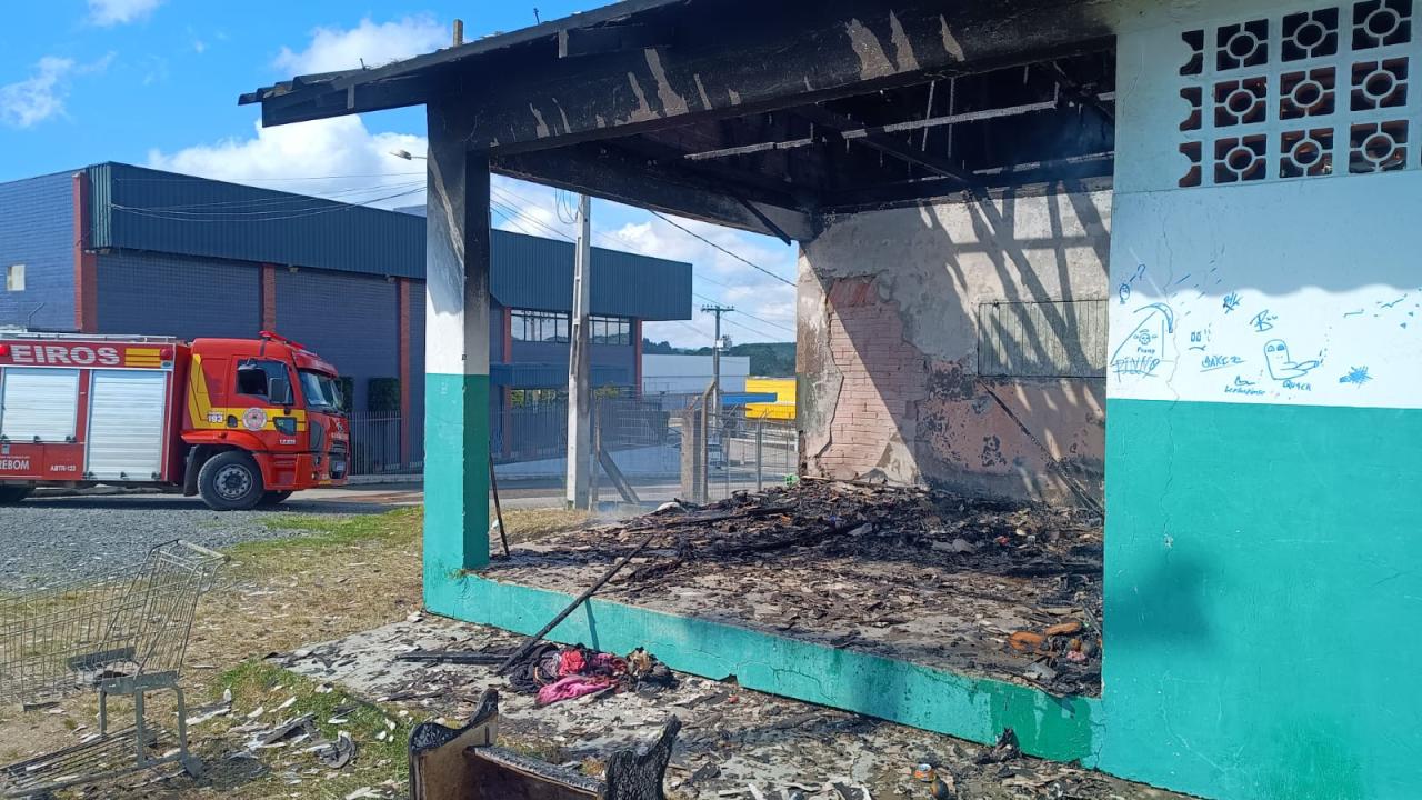 Vestiário do Campo municipal pega fogo em Rio Negrinho-SC