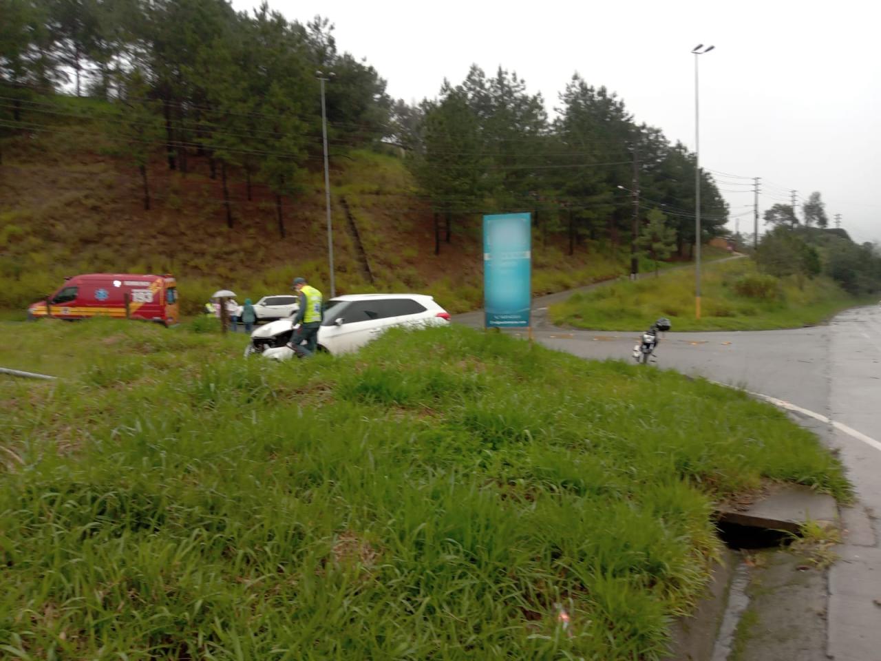 Vídeo: Colisão carro e moto na 27 curvas em São Bento do Sul