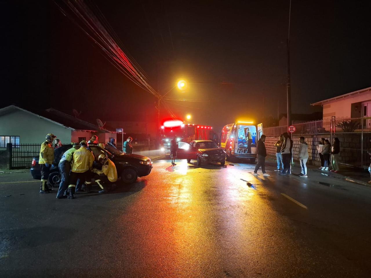 Acidente deixa duas mulheres feridas na Rua Estevão Buschle