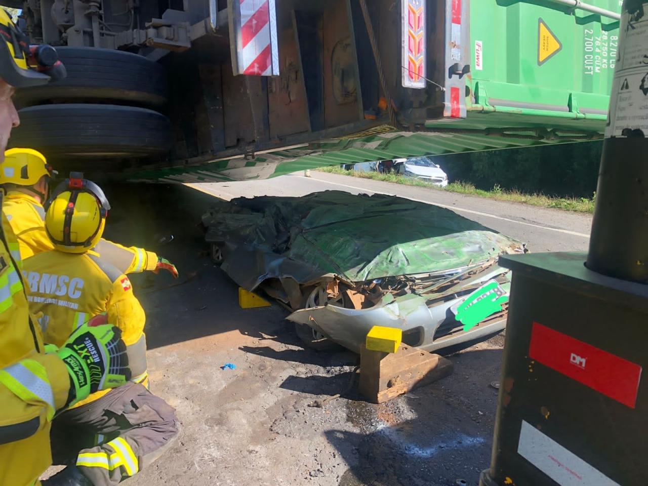 Carro é esmagado por contêiner e mata duas pessoas Brunópolis SC