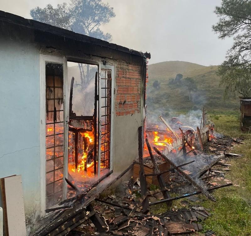 Incêndio em residência na localidade do Rio do Júlio