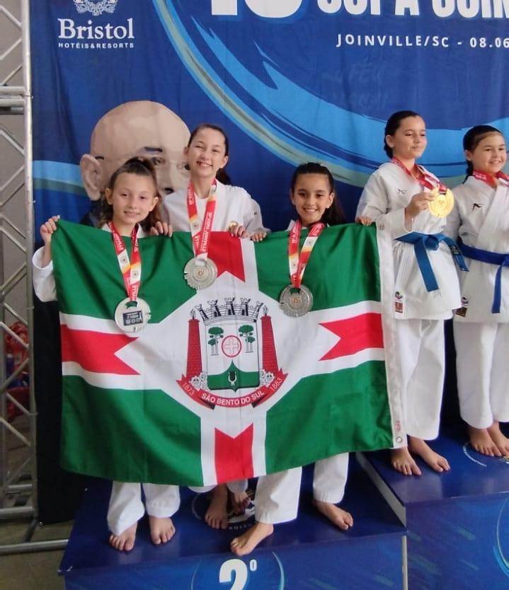 Karatê de São Bento do Sul conquista nove medalhas