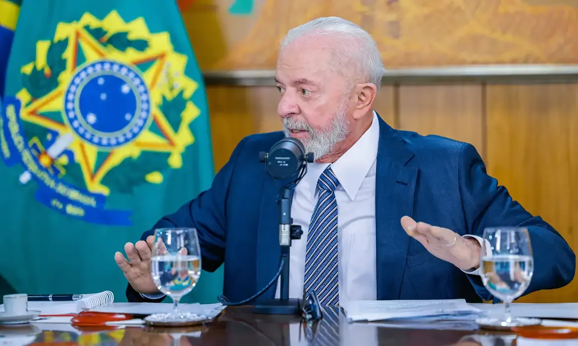 Lula descarta desvinculação de aposentadoria do salário mínimo