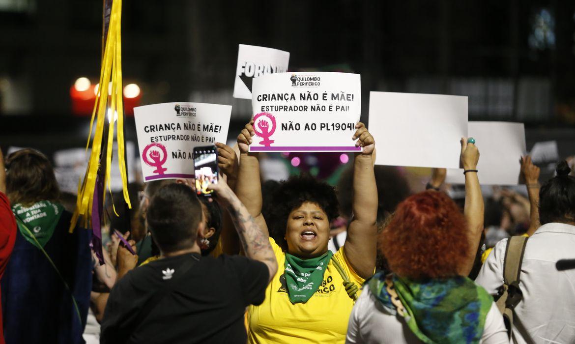 Manifestação contra PL que equipara aborto a homicídio