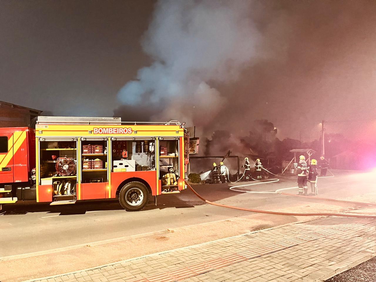 Polícia investiga incêndio em borracharia em Mafra