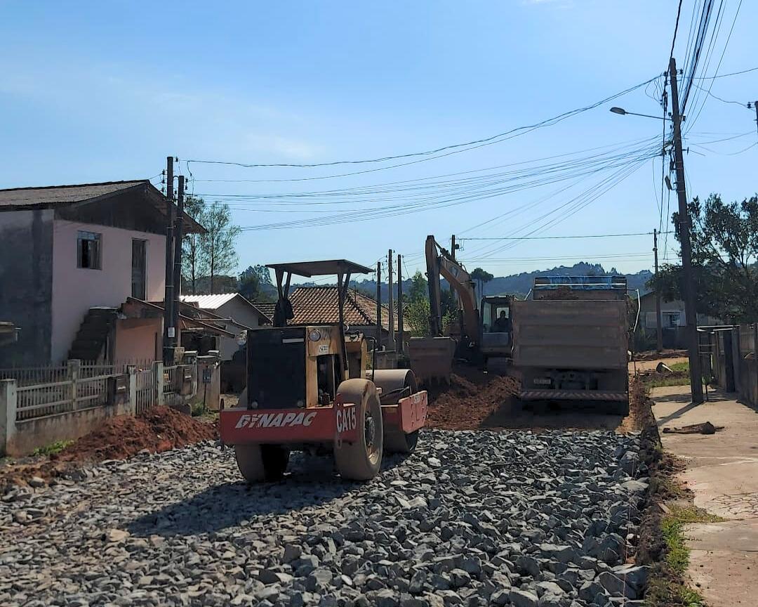 Ruas Concílio de Oliveira e Jorge Schreiner recebem aplicação de sub-base
