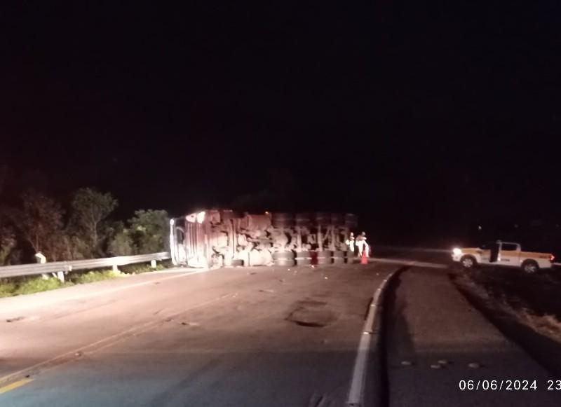 Tombamento deixa caminhoneiro ferido na SC 418 no Rio do Júlio