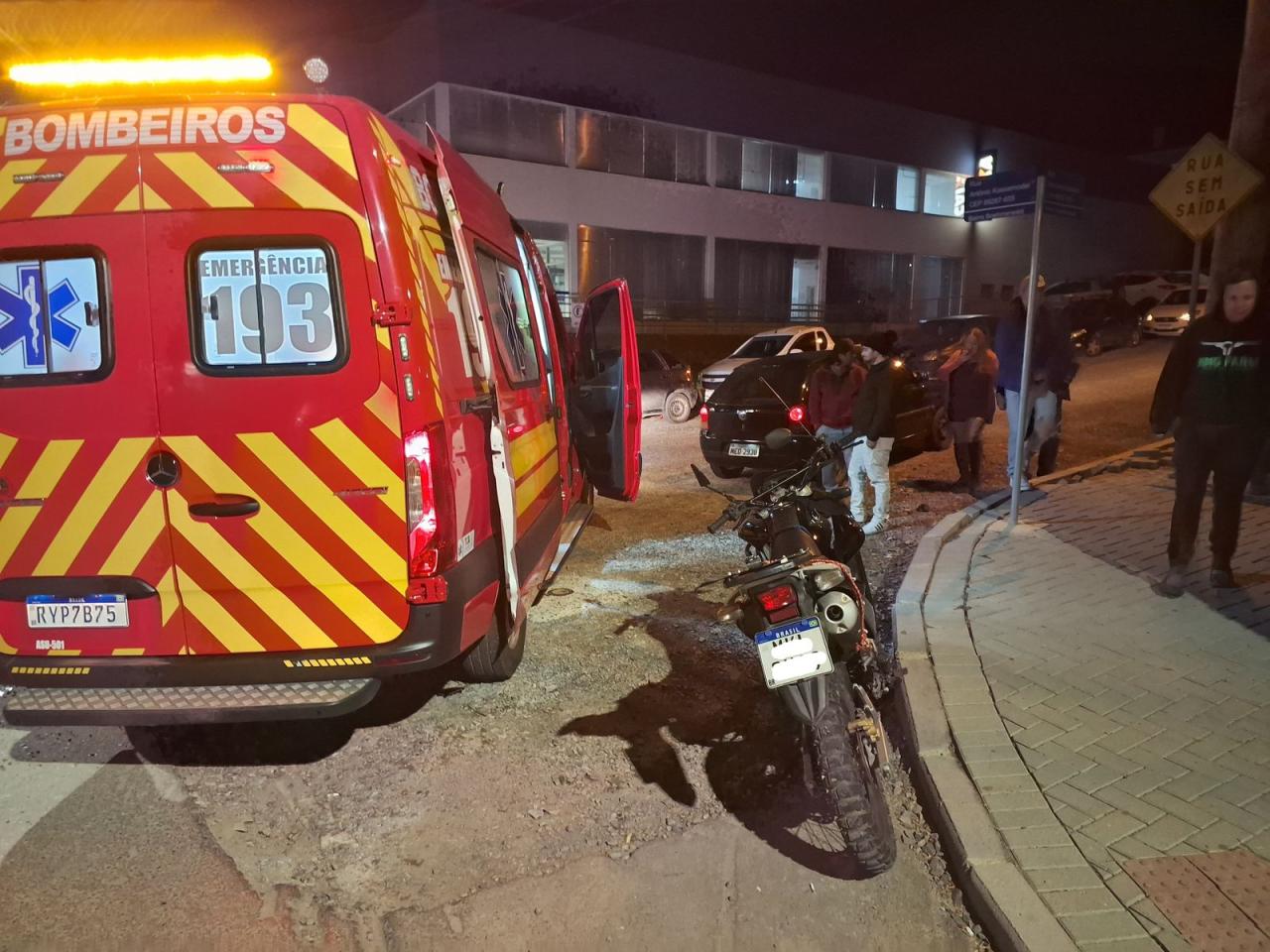 Acidente na Antônio Kaezemodel deixa motociclista ferido