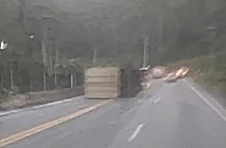 Acidente na Serra de Corupá Deixa Caminhoneiro Ferido