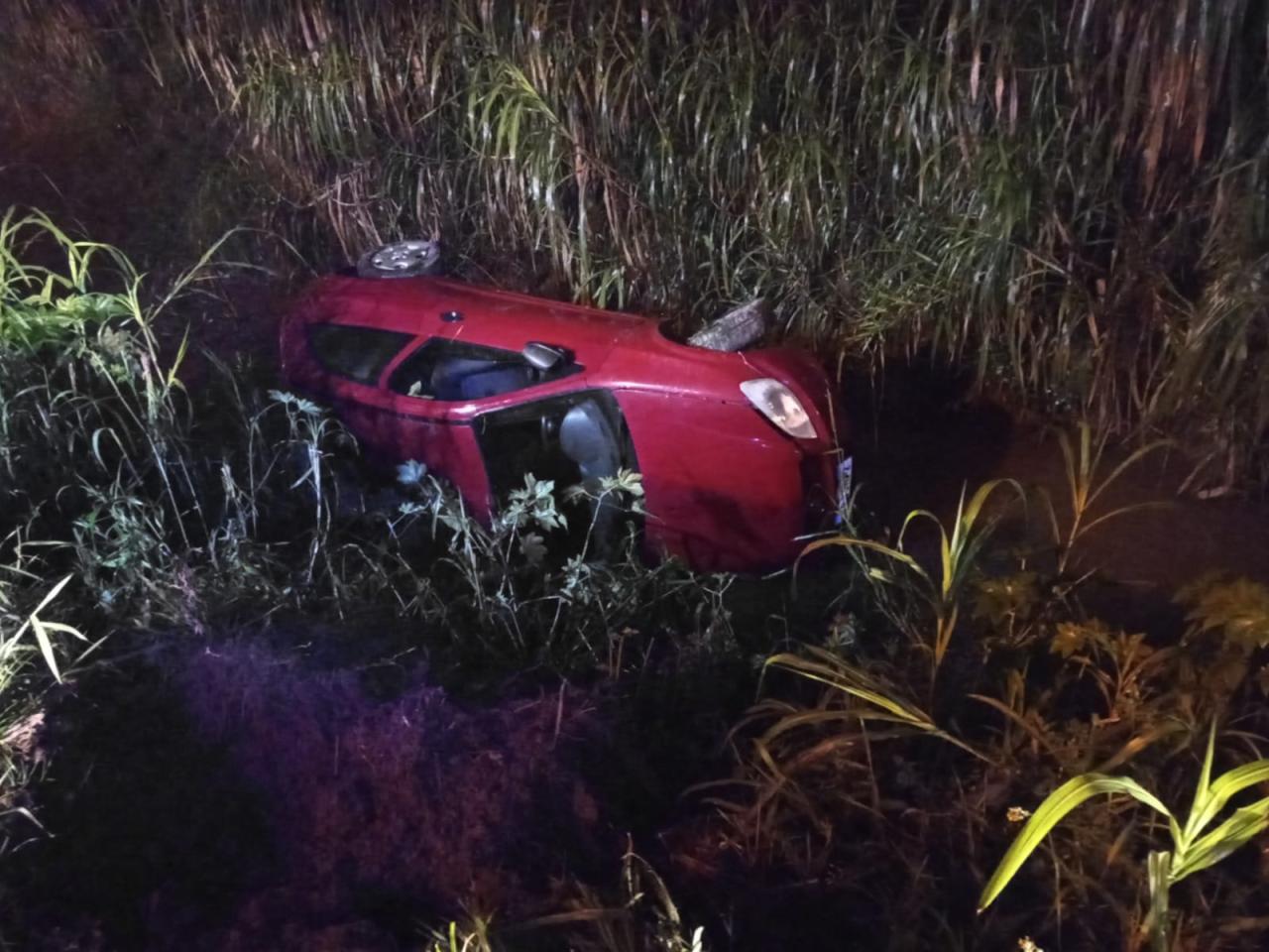 Carro cai em córrego no bairro Cruzeiro